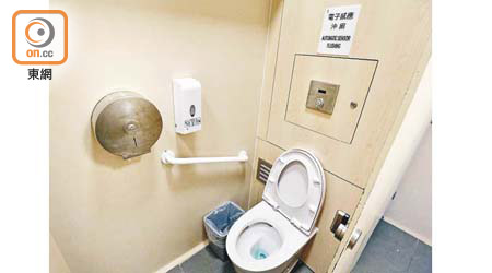 荃灣川龍村公廁使用人流甚多，兩年前經過翻新改善。（袁以諾攝）