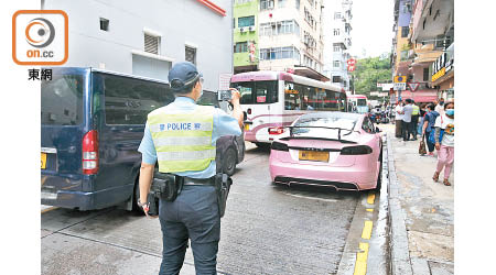 警員拍攝車輛違泊的證據。（袁志豪攝）