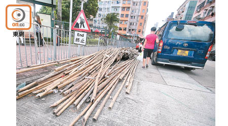 衙前圍道：竹枝散落馬路，久久不見相關部門清理。衙前圍道