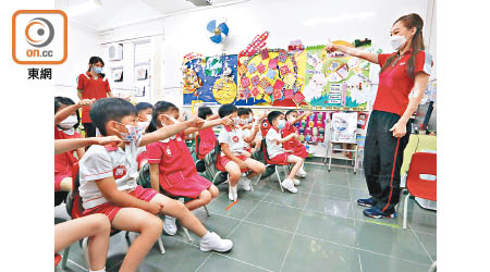 教育局分批向幼稚園派發國家安全教育的參考書。