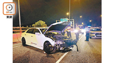 私家車撞壆損毀。（胡德威攝）