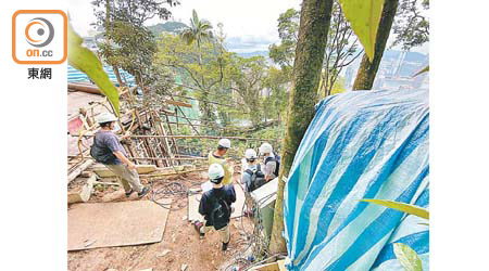 相關部門派人到場了解情況。（曾志恆攝）