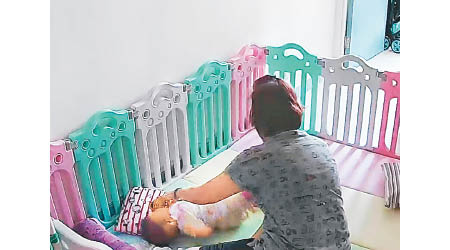 網上流傳片段顯示被告將女嬰擲落地上膠墊。