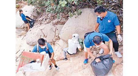 警隊義工及參加計劃的成員在西貢及南丫島的沙灘執垃圾。