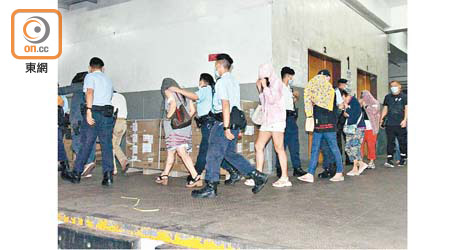 葵涌：警方在工廈賭檔拘捕13名男女。（楊日權攝）