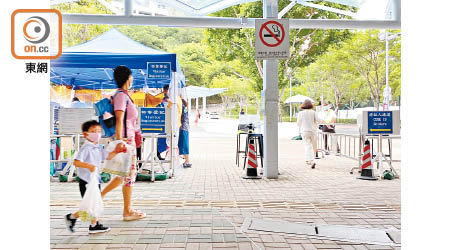 中大於港鐵大學站A出口安裝閘機，惹學生憂慮私隱問題。