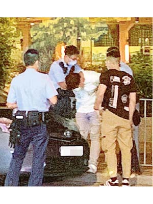 警員押同被捕男子搜車。（讀者提供）