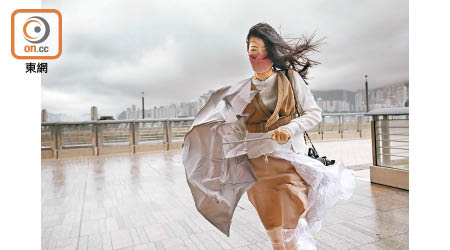 昨日本港橫風橫雨，有市民即使撐起雨傘，亦被狂風吹翻。