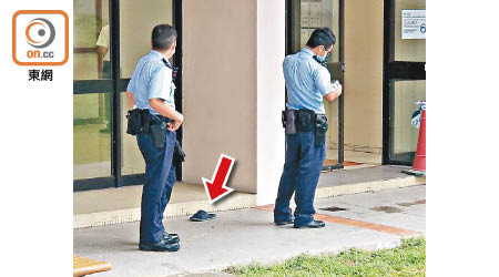 警員在場調查，現場遺下一隻鞋（箭嘴示）。（蘇偉明攝）