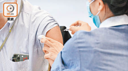 港府促市民接種新冠疫苗。
