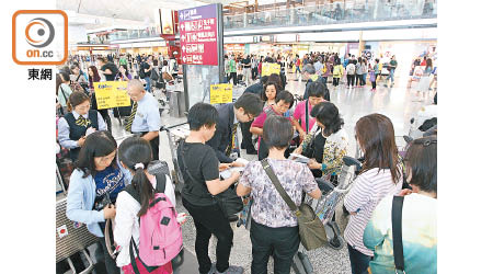 香港疫情雖放緩，但市民像過往般隨時出遊仍遙遙無期。