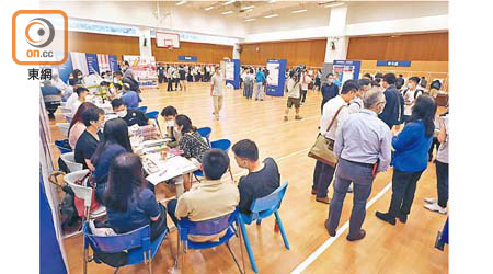 不少考生與家長到香港大學附屬學院報讀課程。（陳德賢攝）