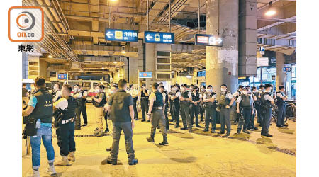 昨日大批警員在元朗港鐵站駐守。
