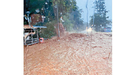 上月黑色暴雨期間，大嶼山南部有道路出現嚴重水浸，阻礙居民出入。