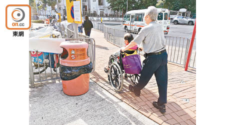 本港人口老化加劇，有議員批評路邊有大量垃圾桶、電箱等，對長者並唔友善。