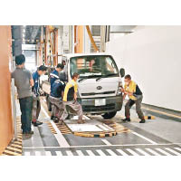 青衣運輸署車輛檢驗綜合大樓驗車槽再出意外。