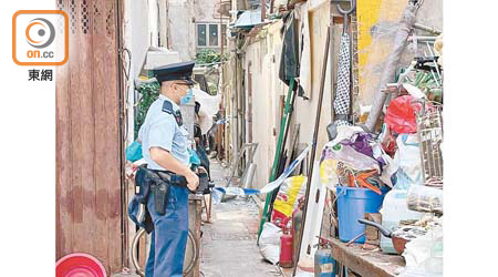 香港仔：鋁窗墮地玻璃粉碎，警方圍封現場調查。（林耀康攝）