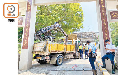 夾斗車溜後撞牌坊石柱釀成意外。（曾志恒攝）