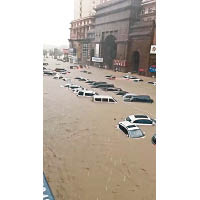 河南省鄭州市暴雨成災，路上車輛無法駛離。