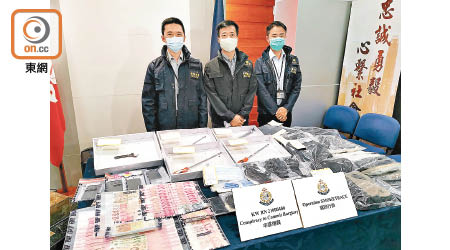 警方展示檢獲的爆竊工具及現金等證物，中為鍾雅倫。（劉子文攝）