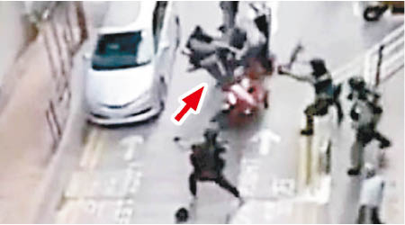唐英傑當日駕電單車（箭嘴示），撞上警方第4道防線後被制服。