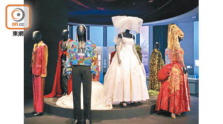 場內展出梅艷芳在03年最後一場演唱會穿着的舞台服飾。（胡家豪攝）