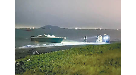 涉事快艇被拖上龍鼓灘海邊。