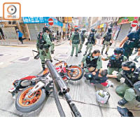 事發當日，唐英傑駕駛電單車衝擊警方防線後被制服。