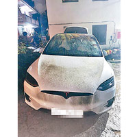 起火Tesla車頭熏黑。