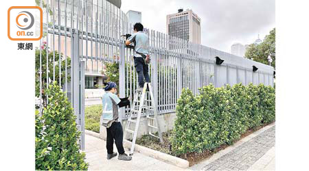 立法會大樓外圍正加設花槽圍欄以強化保安。