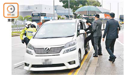 上海仔得知座駕被抄牌後狼狽上車。