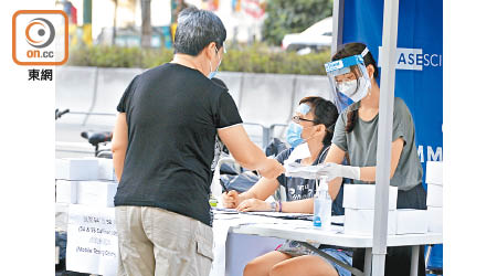 港府指，若果再有大型社區爆發，會將重點放在病毒檢測上，呼籲市民把握打針機會。