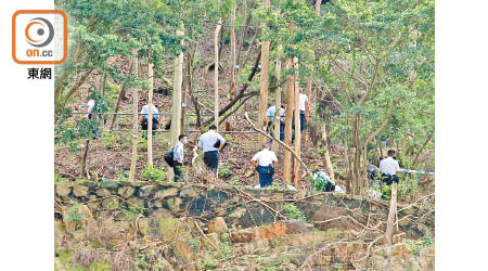 警員上山搜索。（梁裔楠攝）