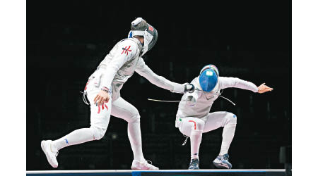 張家朗（左）擊敗意大利選手（右）奪得奧運金牌。