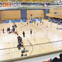 西區公園體育館為東亞運大裝修，地板、籃球架、燈光、計分牌及座位等都有upgrade。
