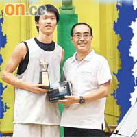 MVP兼得分王胡兆智（左）從信興電器貿易有限公司董事總經理蒙德揚先生（右）手上接過獎座。