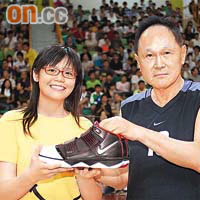 名人趙世曾（右）擔任頒獎嘉賓，把由NIKE贊助的球鞋贈予遊戲得獎者。