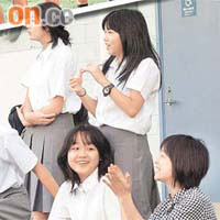 日本人學校女生，落力在場邊為男生打氣。
