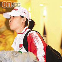 中國泳隊昨入住龍堡國際酒店，兩大名將張琳及劉子歌行色匆匆。