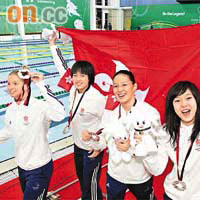 勇奪接力銀牌，創港泳隊在東亞運最佳成績的歐鎧淳（右起）、江忞懿、施幸余及韋漢娜，高興地繞場慶祝。
