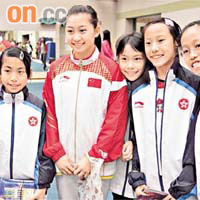 江鈺源（左二）樂意與香港體操隊成員合照。