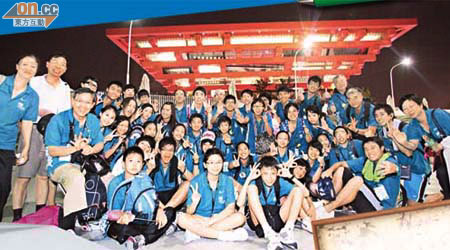 「香港學生運動員獎」得獎者，在上海世博中國館前大合照。