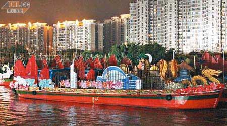 廣州亞運花船同去年香港東亞運花船相比，設計大同小異。