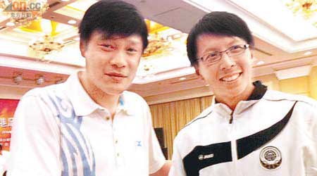 中甲東亞隊主教練范志毅（左）與公民行政總監兼教練貝可泓先禮後兵。
