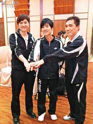 葉姵延（中）在改任教練的王晨（左）支持下，力爭在廣州亞運保住獎牌。