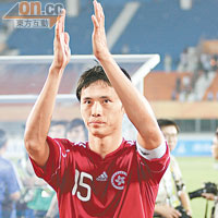 隊長陳偉豪鼓掌向球迷致意。