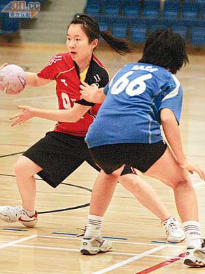 施萍萍（左）打手球一樣有睇頭。