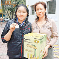 兒童組1,000米冠軍11歲的廖小喬（左）提早將獎牌送給媽媽做母親節禮物。