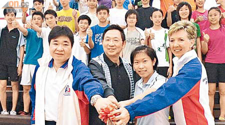 香港壁球「一姐」歐詠芝（右二）世界排名躋身前十，港隊昨為她切燒豬慶祝。