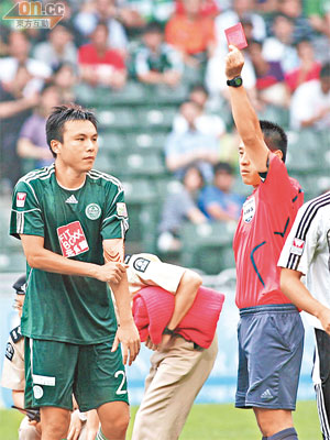 被球證吳佳林（右）出示紅牌逐走，大埔球員陳旭智一臉無奈。